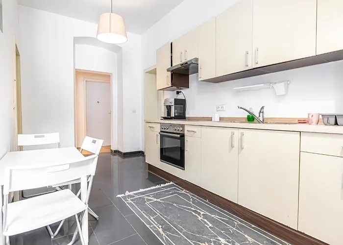 Διαμέρισμα Private In A Comfy 4br With Garden By Lorenz Boehler *