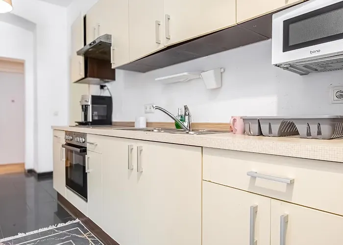 Διαμέρισμα Private In A Comfy 4br With Garden By Lorenz Boehler *