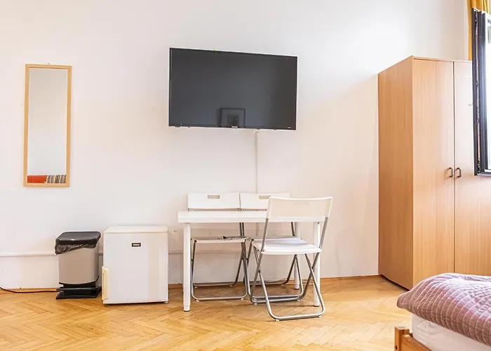 Private In A Comfy 4br With Garden By Lorenz Boehler Διαμέρισμα *