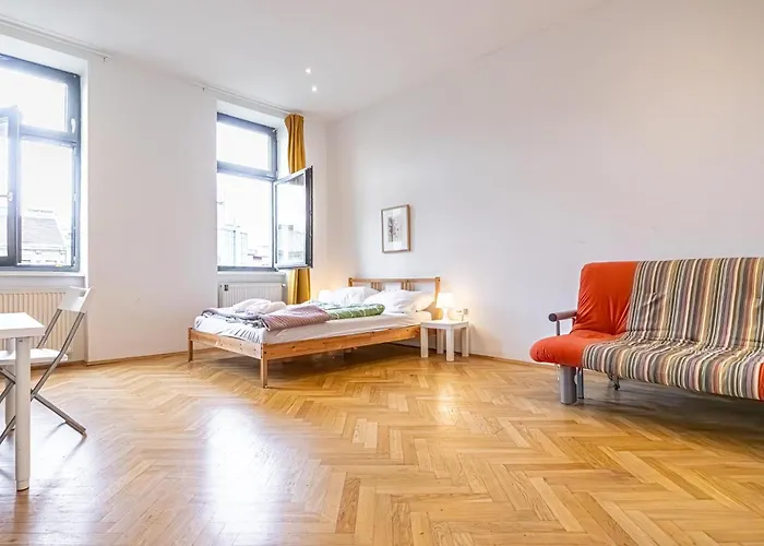 Private In A Comfy 4br With Garden By Lorenz Boehler Διαμέρισμα