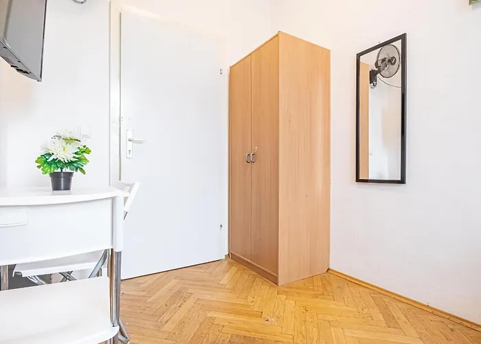 Private In A Comfy 4br With Garden By Lorenz Boehler Διαμέρισμα