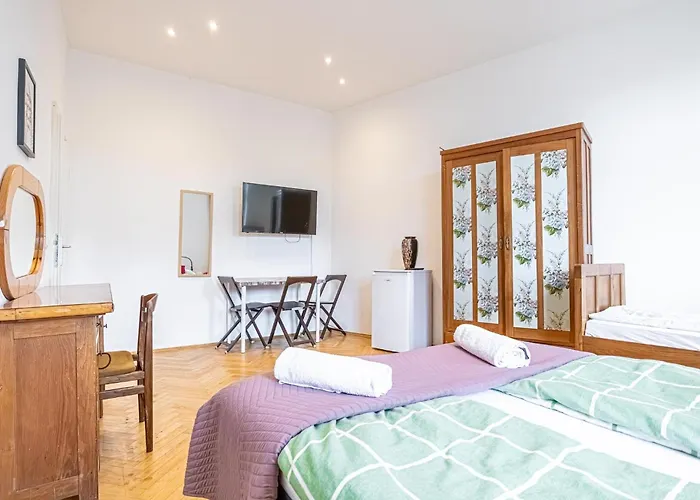 Διαμέρισμα Private In A Comfy 4br With Garden By Lorenz Boehler Βιέννη
